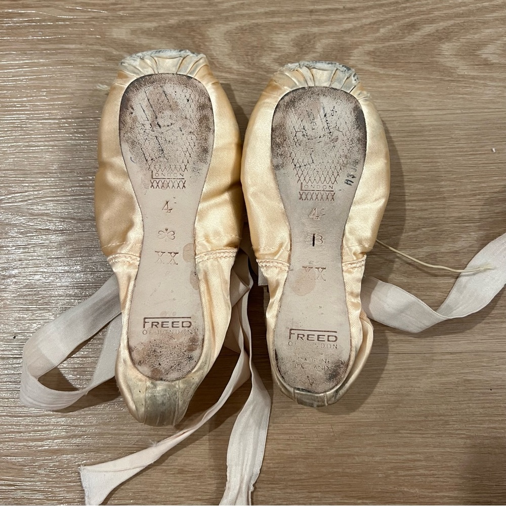 dead pointe shoes